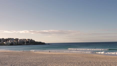 Toma-Panorámica-Mirando-Hacia-El-Norte-Desde-La-Playa-De-Bondi-Al-Amanecer