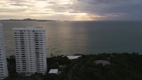 Vista-Aérea-De-La-Isla-De-Ko-Lan-Al-Atardecer-Desde-El-Golfo-De-Tailandia-En-Pattaya