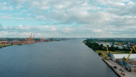 Vista-Aérea-De-Los-Puertos-Marítimos-Y-La-Ciudad-A-Lo-Lejos.