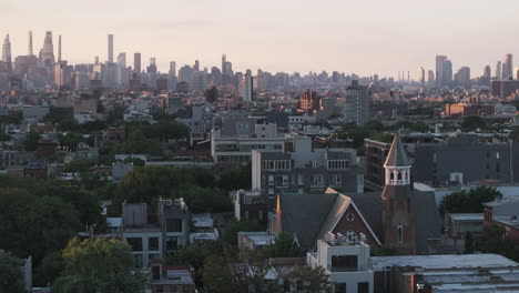 Vista-Aérea-De-Bedford-Stuyvesant,-Brooklyn-Al-Atardecer