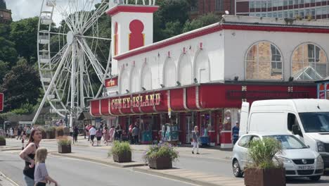 Aufnahmen-Von-Spielhallen-Am-Meer-In-Scarborough-Im-Sommer-Im-Juli,-Tourismus-Am-Meer-In-North-Yorkshire