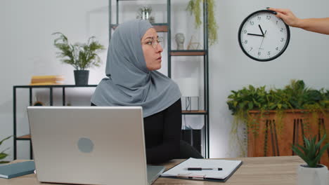 Mujer-De-Negocios-Trabajando-En-Una-Computadora-Portátil-En-La-Oficina-Con-Ansiedad-Comprobando-El-Tiempo-En-El-Reloj-Retrasado,-Fecha-Límite