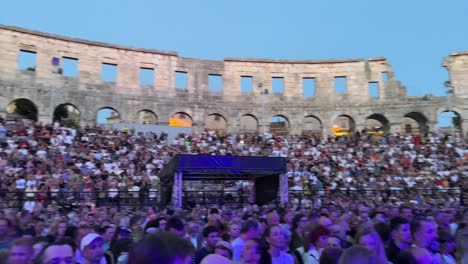 Gran-Multitud-En-El-Concierto-De-Duran-Duran-En-El-Coliseo-De-Pula,-Croacia,-Durante-La-Noche