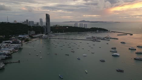 Vista-Aérea-De-Pattaya-Al-Atardecer-Con-Vista-De-La-Isla-De-Ko-Lan-A-La-Distancia-Y-Paisaje-Urbano