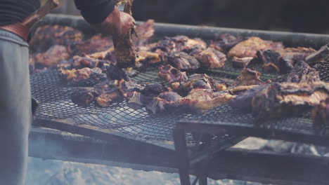 El-Chef-De-Un-Restaurante-De-Comida-Local-Prepara-Carne-A-La-Parrilla.