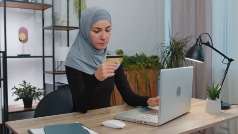 Mujer-De-Negocios-Haciendo-Compras-En-Línea,-Pago-Con-Tarjeta-De-Crédito-Y-Computadora-Portátil-En-La-Oficina