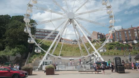 Aufnahmen-Des-Riesenrad-Vergnügungsparks-Scarborough,-North-Yorkshire-An-Einem-Sommertag-An-Einem-Geschäftigen-Wochenende-Mit-Familien,-Die-Den-Englischen-Badeort-An-Der-Küste-Genießen