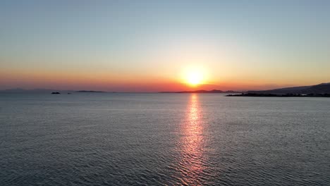 Impresionante-Puesta-De-Sol-Aérea-|-Imágenes-Cautivadoras-Tomadas-Con-Un-Dron-De-Una-Puesta-De-Sol-En-La-Riviera-Ateniense