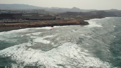 Fantásticas-Imágenes-Aéreas-De-Kitesurfistas-En-La-Playa-De-La-Restinga-En-Un-Día-Soleado.