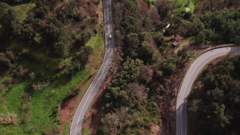 Eine-Drohne-Zeigt-Ein-Auto-Auf-Einer-Autobahn-Im-Ländlichen-Portugal