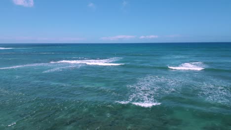 Vorwärtsblick-Auf-Das-Meer-In-Kahala,-Oahu,-Hawaii