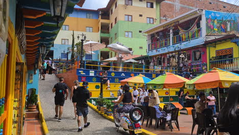 Plazaleta-De-Los-Zocalos,-Guatape,-Kolumbien