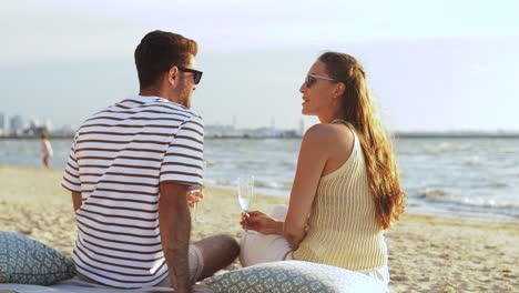 Feliz-Pareja-Bebiendo-Champán-En-La-Playa-De-Verano.-Concepto-De-Ocio,-Relaciones-Y-Personas.-Feliz-Pareja-Bebiendo-Champán-En-La-Playa-De-Verano.