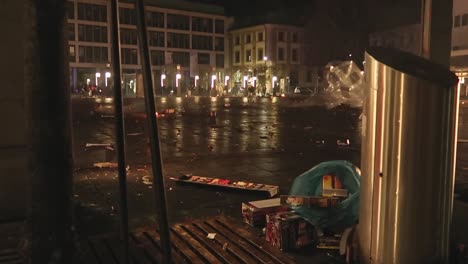 Contenedor-De-Basura-De-La-Ciudad-Repleto-De-Fuegos-Artificiales-Que-Se-Acumulan-En-El-Fondo-A-Medida-Que-Se-Queman-Baterías-Y-Basura,-Contaminación-De-Nochevieja