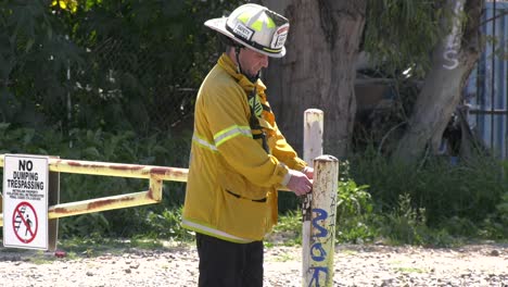 El-Jefe-De-Bomberos-Cierra-La-Puerta-De-Metal