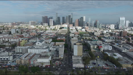 Vista-Aérea-Del-Vasto-Horizonte-De-Los-Ángeles,-Que-Ofrece-Un-Panorama-Amplio-Que-Resalta-Los-Monumentos-Icónicos-De-La-Ciudad-Y-Su-Vibrante-Paisaje-Urbano.