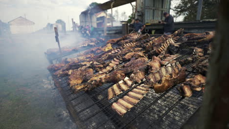 Parrilla-Argentina-Al-Aire-Libre-Llena-De-Grandes-Cortes-De-Carne---Cámara-Lenta