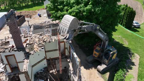 Dredging-operations-of-excavator-teardown-old-house-in-suburb-of-USA