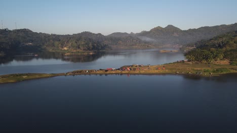 Vista-Aérea-Del-Encanto-Del-Embalse-De-Sermo,-Yogyakarta,-Indonesia