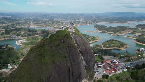 Órbitas-Aéreas-De-Un-Enorme-Afloramiento-De-Piedra-De-Penol-En-Un-Embalse-Hidroeléctrico,-Colombia