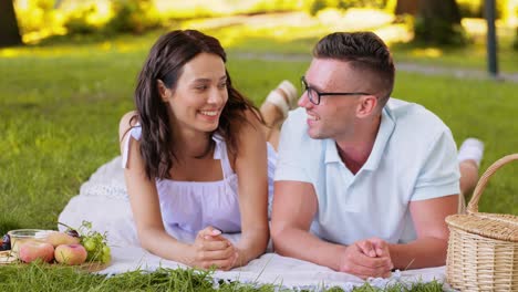 Pareja-Feliz-Con-Comida-Haciendo-Un-Picnic-En-La-Playa.-Concepto-De-Ocio,-Relaciones-Y-Personas.-Pareja-Feliz-Con-Comida-Comiendo-Uvas-Y-Haciendo-Un-Picnic-En-La-Playa.