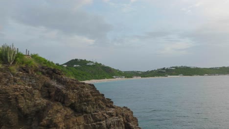 Luftaufnahme-Von-Davids-Loch-Und-Der-Wunderschönen-Landschaft-Des-Strandes-Baie-Rouge-Auf-Der-Karibikinsel