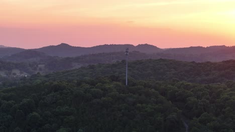 Vista-Aérea-De-La-Torre-De-Comunicación-De-Telefonía-Celular-En-Las-Colinas-Al-Atardecer