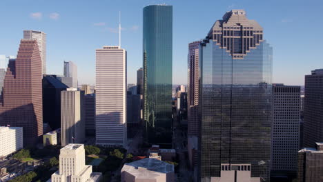 Toma-Aérea-De-Un-Dron-De-Las-Torres-Y-Rascacielos-Del-Centro-De-Houston,-Texas,-EE.-UU.,-En-Un-Día-Caluroso-Y-Soleado