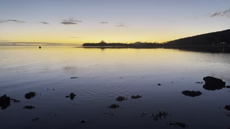 Las-Tranquilas-Aguas-De-Oahu-Reflejan-La-Luz-Del-Sol-Poniente,-Creando-Una-Escena-Crepuscular-Serena-Y-Pacífica.