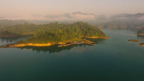 Imágenes-Aéreas-En-4K-De-Habitaciones-Flotantes-En-El-Parque-Nacional-Kao-Sok-Durante-El-Amanecer,-Tailandia,-Asia