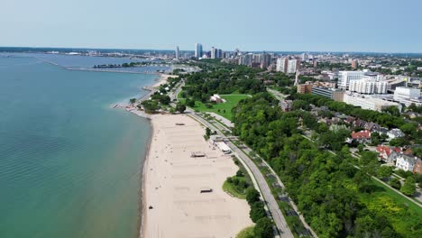 Bradford-Beach-In-Milwaukee,-Wisconsin