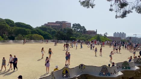 Menschen-Genießen-Einen-Sonnigen-Tag-Im-Park-Güell-In-Barcelona-Mit-Gaudí-Architektur-Im-Hintergrund