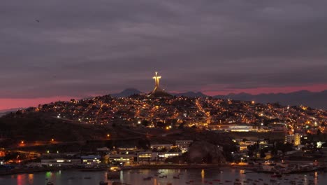 Atardecer-Sobre-La-Cruz-Del-Tercer-Milenio,-Coquimbo,-Chile