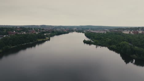 Friedlicher-Magog-River-Und-Küstenstadt-Mit-Eisenbahn-In-Sherbrooke,-Quebec,-Kanada