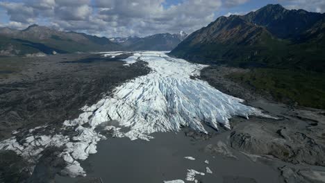 Imágenes-De-Drones-Descendiendo-Para-Acercarse-Al-Glaciar-En-Alaska