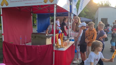 Kinder-Stehen-Schlange,-Um-Beim-Festival-Ungesunde-Frittierte-Kartoffelsnacks-Zu-Kaufen