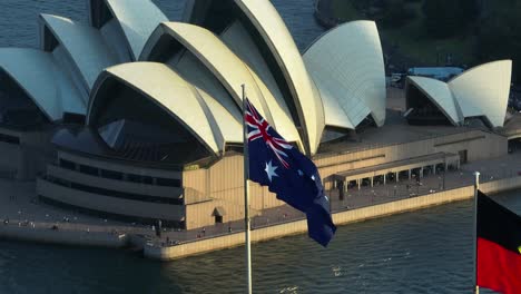 Sydney,-Australien---1.-April-2024:-Die-Flagge-Australiens-Weht-Zusammen-Mit-Der-Flagge-Der-Aborigines-Im-Wind-Vor-Dem-Opernhaus-Von-Sydney