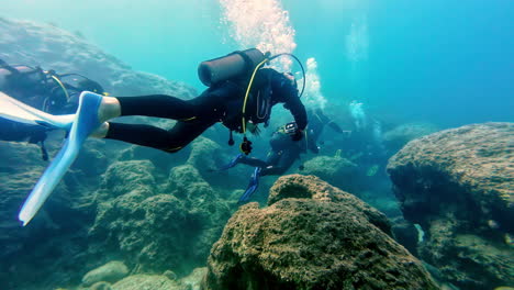 Bewegtbildvideo-Eines-Schnorchlers-Im-Neoprenanzug,-Der-Die-Unterwasserwelt-Des-Meeres-In-Griechenland-Erkundet