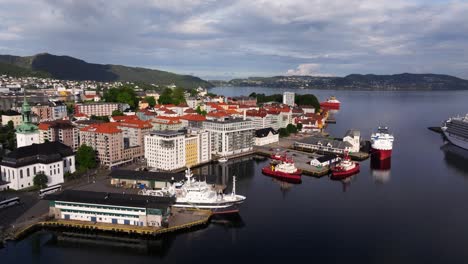 Impresionante-Fotografía-Aérea-Tomada-Con-Un-Dron-Sobre-El-Puerto-De-Bergen,-La-Segunda-Ciudad-Más-Grande-De-Noruega