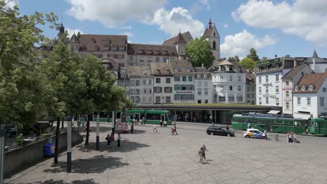 4k-Drohnenvideo-Von-Wanderern,-Radfahrern-Und-Zügen-In-Der-Nähe-Eines-Bahnhofs-In-Basel,-Schweiz