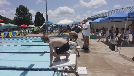 Los-Jóvenes-Muestran-Sus-Habilidades-En-Una-Animada-Competición-De-Natación-De-Verano.