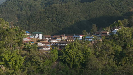 Toma-Aérea-Del-Paisaje-Que-Rodea-Un-Pueblo-En-Lamjung,-Nepal