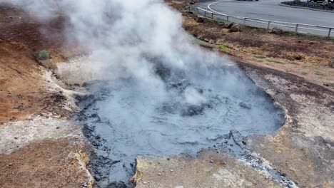 El-Volcán-De-Lodo-Se-Alza-Como-Un-Recordatorio-De-Las-Increíbles-Fuerzas-Que-Dan-Forma-A-Nuestro-Planeta,-Desde-El-Intenso-Calor-Y-La-Presión-Debajo-De-La-Superficie-Hasta-Los-Procesos-Dinámicos-Que-Dan-Forma-A-Nuestro-Paisaje.