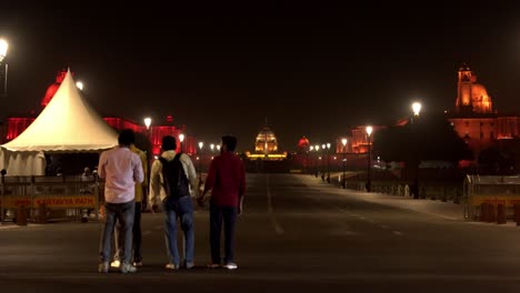 Rashtrapati-Bhavan-Auf-Dem-Kartavya-Pfad-In-Der-Nacht-Mit-Bunten-Lichtern