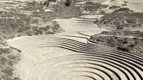 Ancient-terraced-agricultural-wonder-in-Moray,-Peru