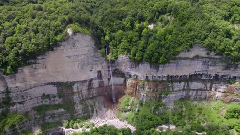 Pullback-shot-of-a-waterfall-in-Georgia's-lush,-forested-mountains