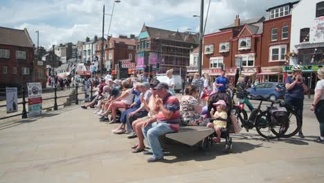 Imágenes-De-Scarborough,-Gente-Comiendo-Helado-En-Un-Día-De-Verano-En-Un-Fin-De-Semana-Ajetreado-Con-Familias-Disfrutando-Del-Balneario-Costero-Inglés