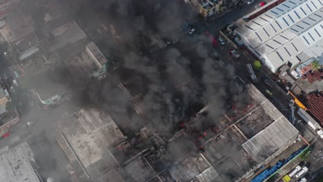 Un-Edificio-Con-Techo-Derrumbado-En-Llamas-Libera-Humo-Negro-Denso-Al-Aire-En-Una-Zona-Residencial