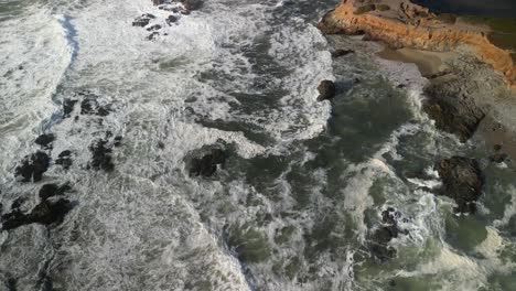 Imágenes-Aéreas-Tomadas-Con-Un-Dron-Sobre-La-Playa-Estatal-De-Pescadero,-En-La-Península-Del-Norte-De-California