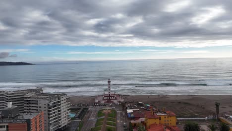 Hostels,-Hotels-Und-Residenzen-Vor-Dem-Monumentalen-Leuchtturm-Am-Strand-Von-La-Serena,-Gelegen-In-Der-Stadt-La-Serena,-Land-Chile